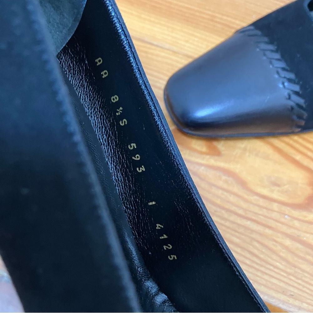 St. John Black Cap Toe Suede & Leather Heels Shoes Italy Designer 8.5 AA Narrow - Picture 12 of 13